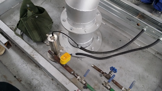 正在安裝的浮法玻璃生產(chǎn)線退火窯出口紅外測溫儀DT40L